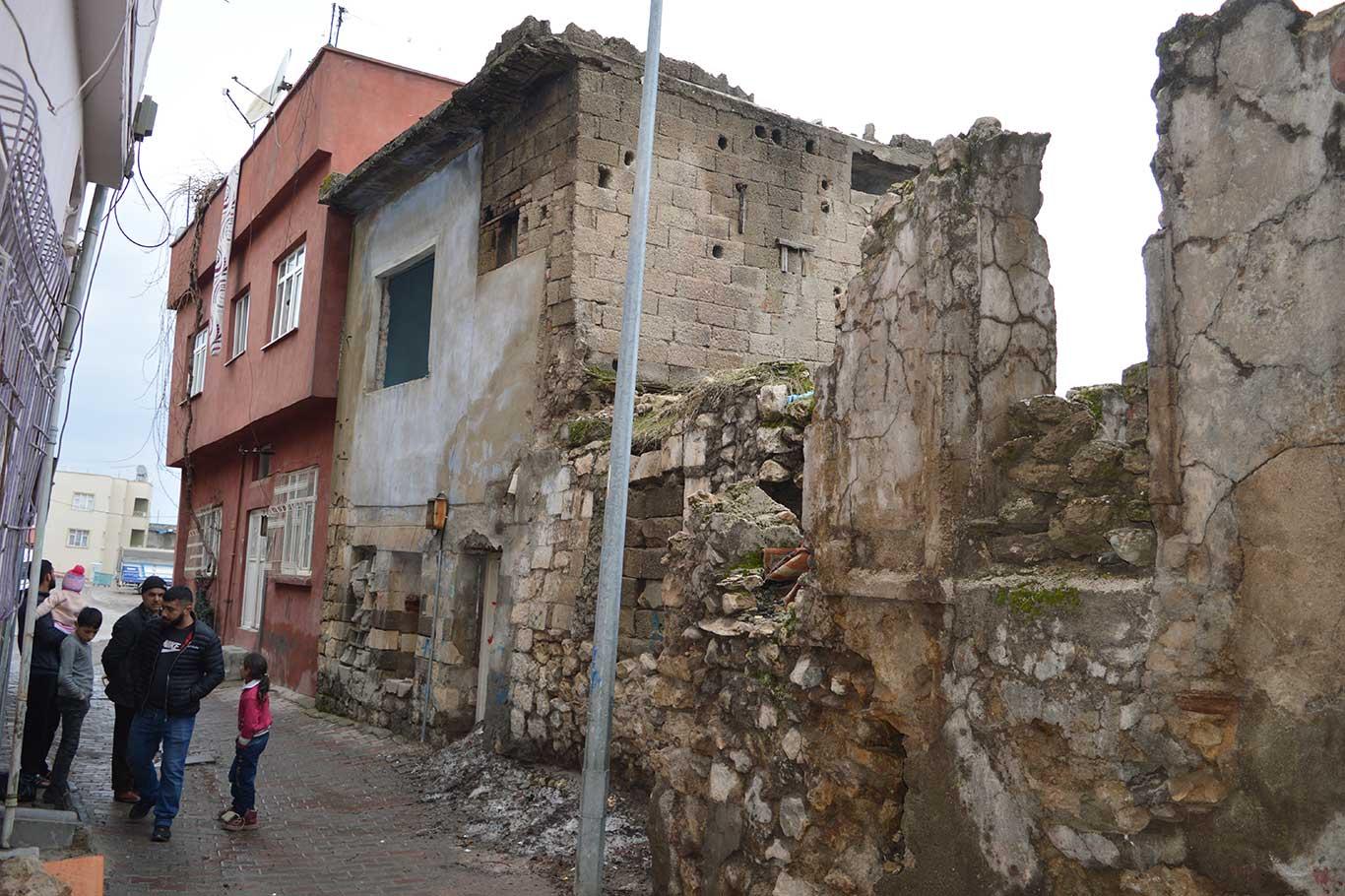 Madde bağımlılarının mesken tutuğu harabe evin yıkılmamasına vatandaşlardan tepki geldi Madde bağımlılarının mesken tutuğu harabe evin yıkılmamasına vatandaşlardan tepki geldi
